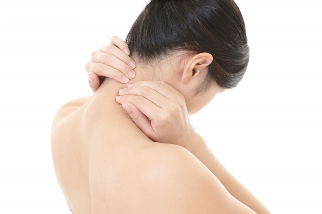 首の痛みが引かない方は要注意！意外な痛みの原因や改善方法について