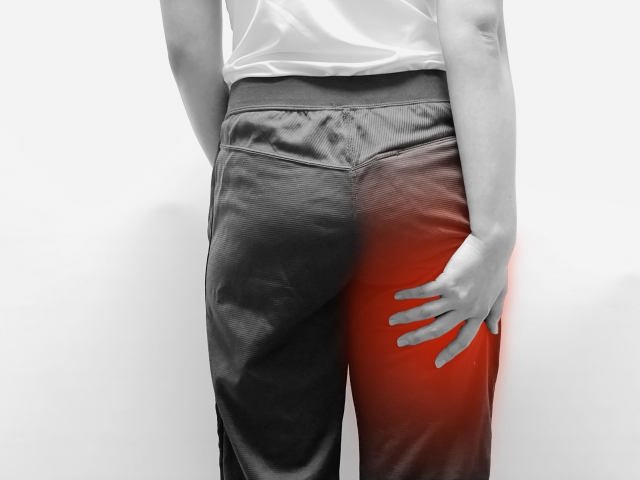 お尻や足の痛みは梨状筋症候群の可能性あり？！痛みや痺れの改善方法を解説します！