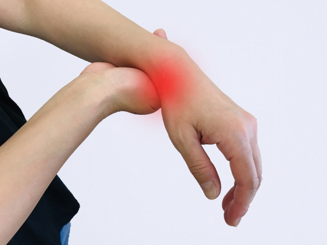 手首や指の痛みは腱鞘炎？痛みの原因や改善方法を現役整体師が解説します！