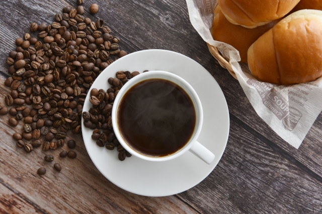 ブラックコーヒーは飲みすぎ注意！？カフェインの摂り過ぎによる健康への影響を解説します
